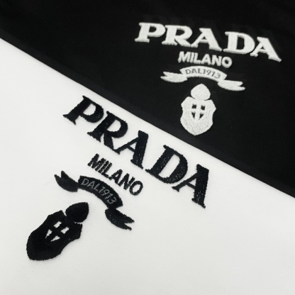 プラダ Prada 25SS スプリングコレクション ブラッシュステッチ ロゴ クルーネックTシャツ-ISETAN PRESTIGE CURATED