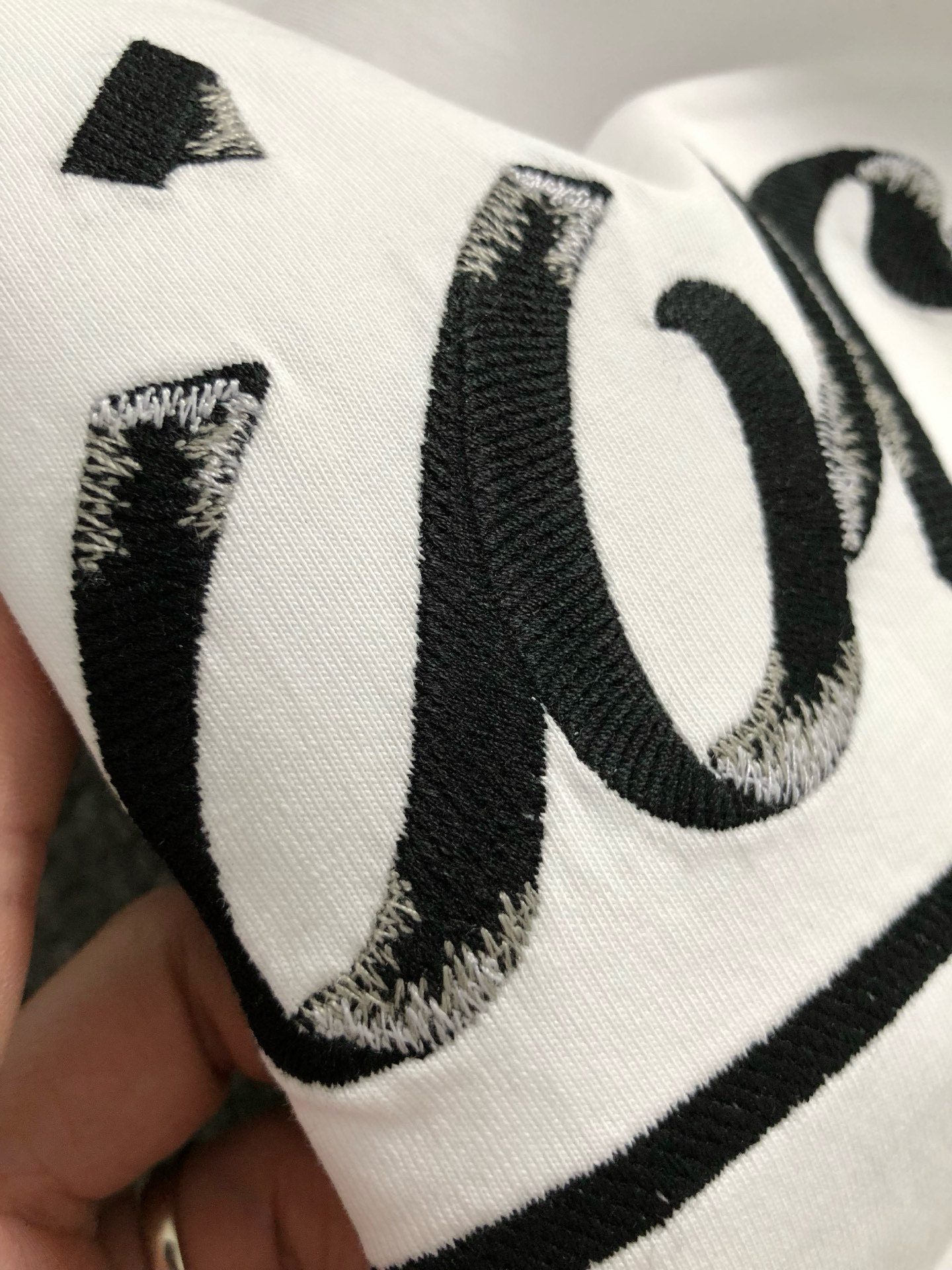 ディオール「Dior」25SS プレミアム エンブロイダリー ロゴTシャツ