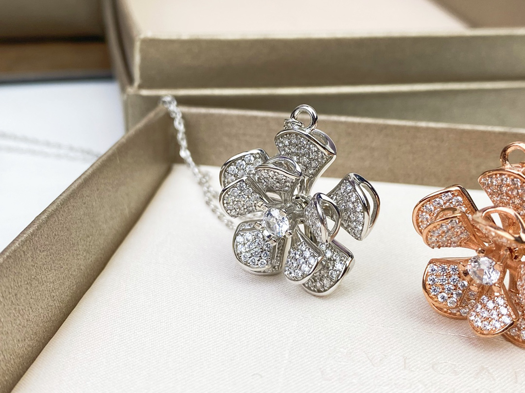 ブルガリ「Bvlgari」 DIVAS’ DREAM 回転式フルダイヤモンドフラワーネックレス41-43cm