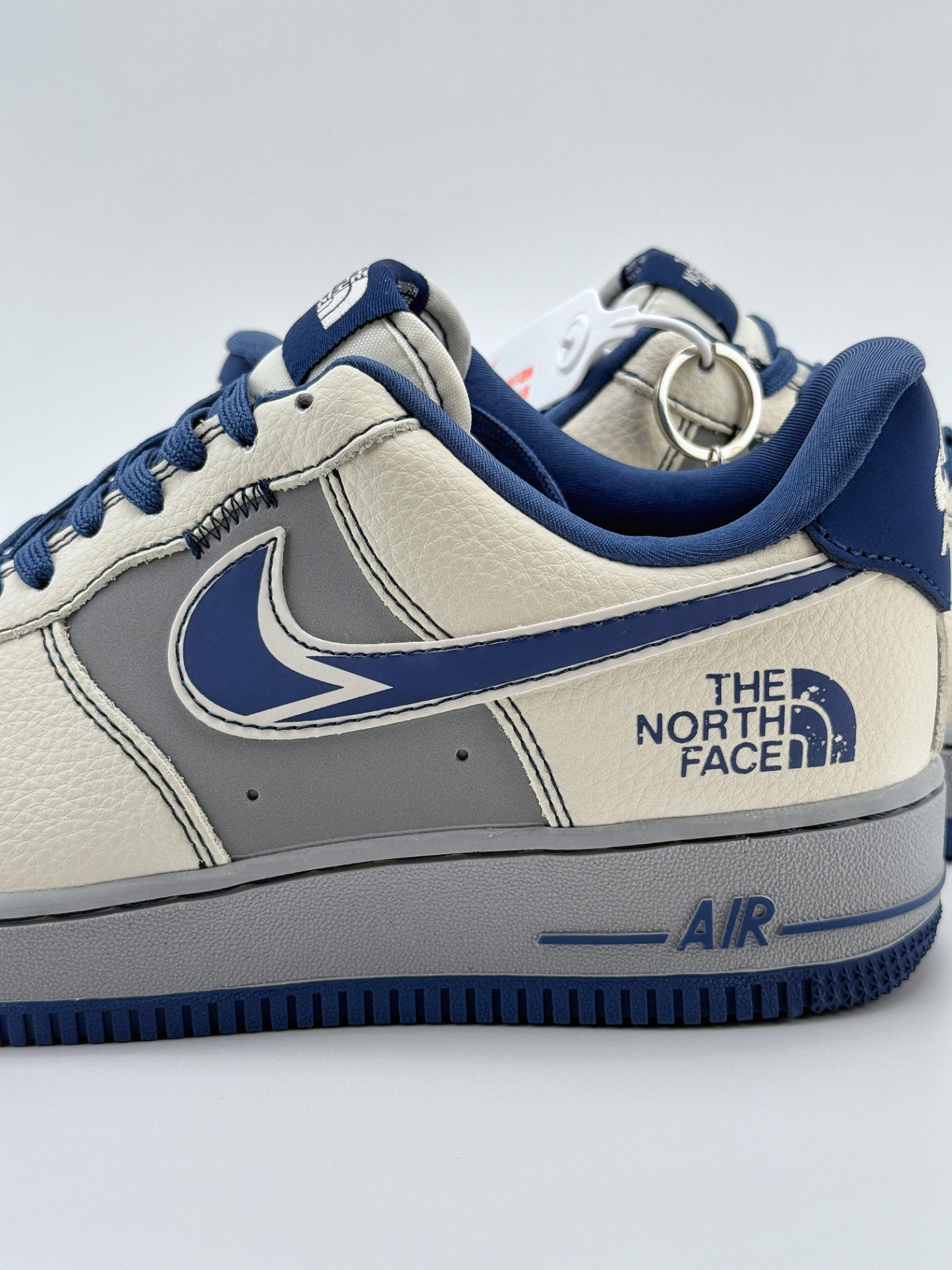 「コラボモデル」The North Face x Nikeスニーカー