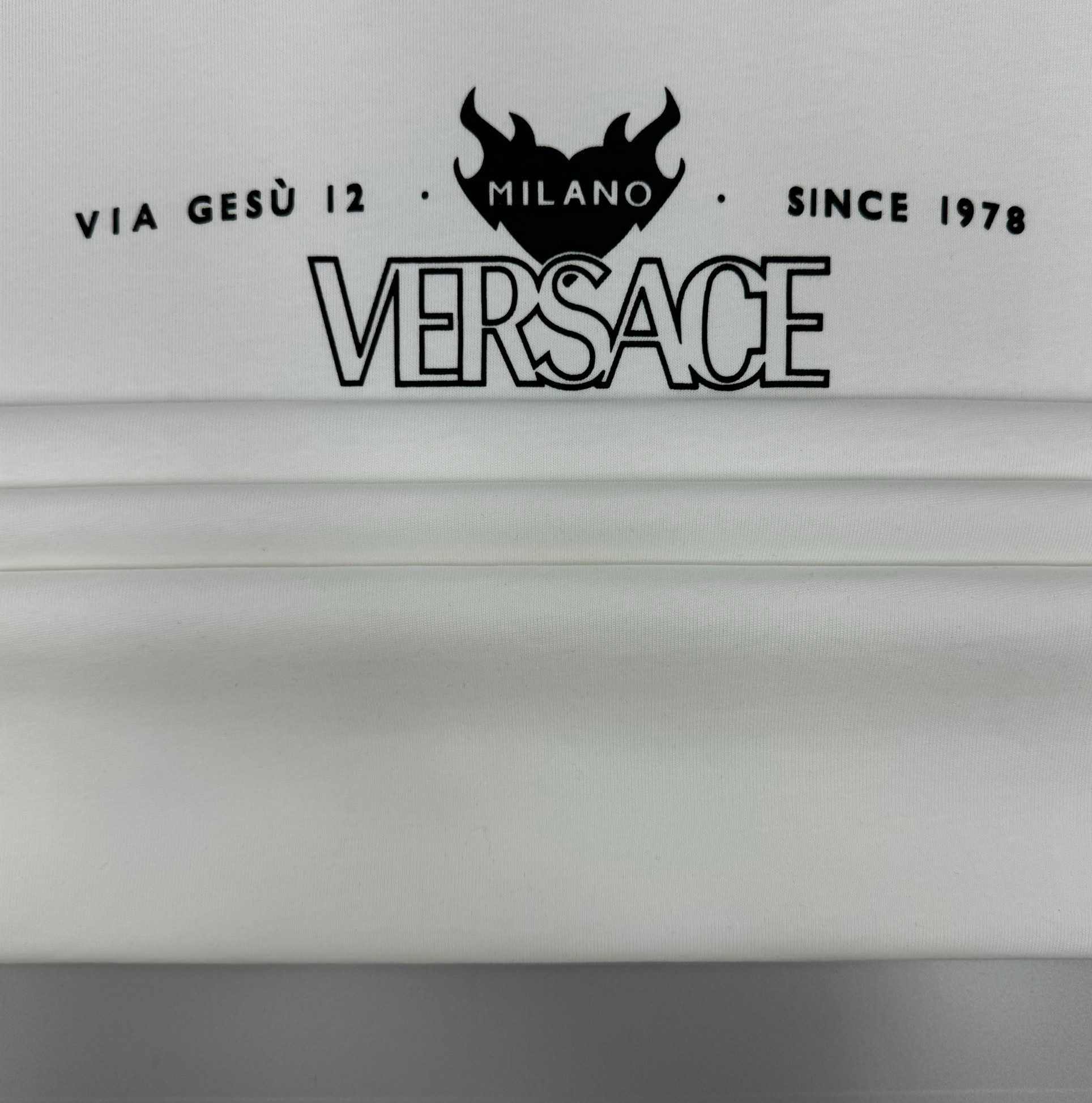 ヴェルサーチ「Versace」VERSA ロゴプリントTシャツ（ユニセックス）