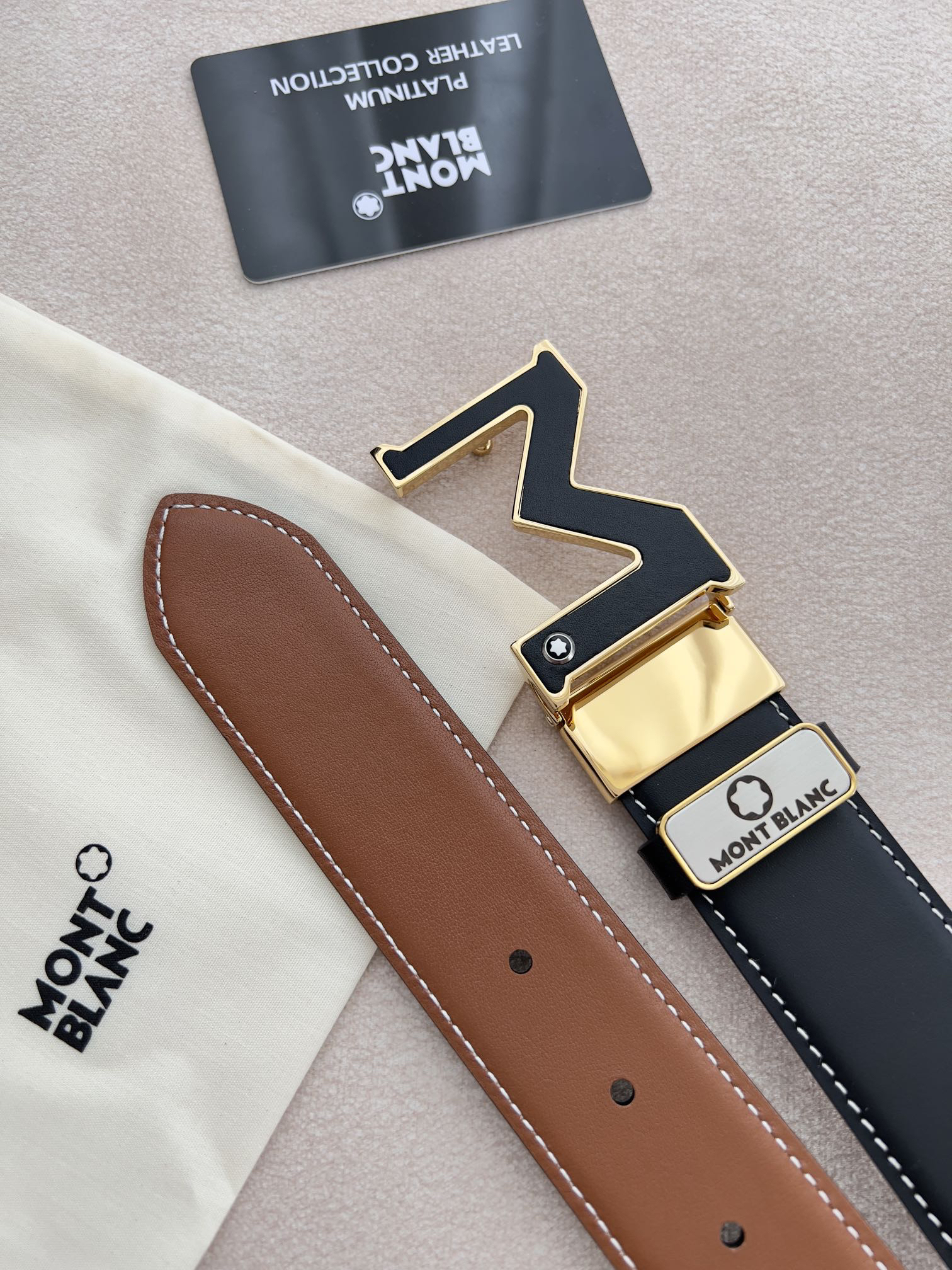 ヴァン クリーフ＆アーペル「Van Cleef & Arpels」 クラシックコレクション レターロゴ レザーキーホルダー100cm