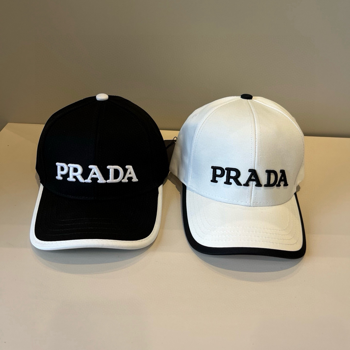 プラダ「Prada」Re-Nylon クラシック ベースボールキャップ