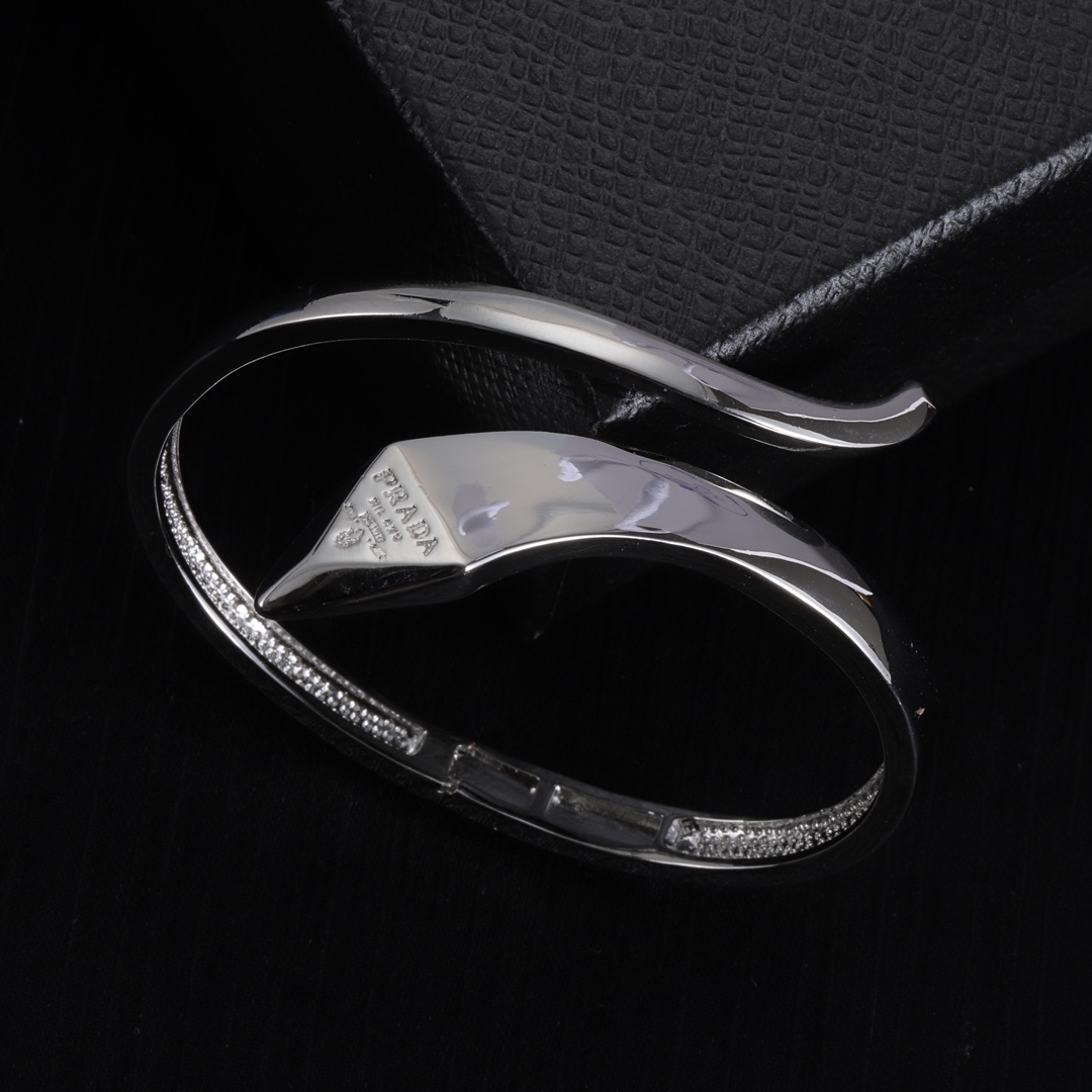 プラダ「Prada」プラダ アシンメトリー メタル ブレスレット