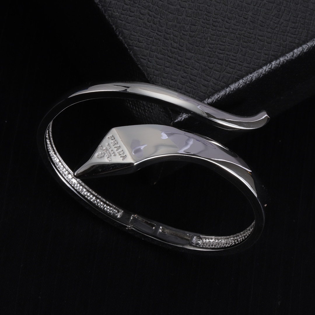 プラダ「Prada」プラダ アシンメトリー メタル ブレスレット