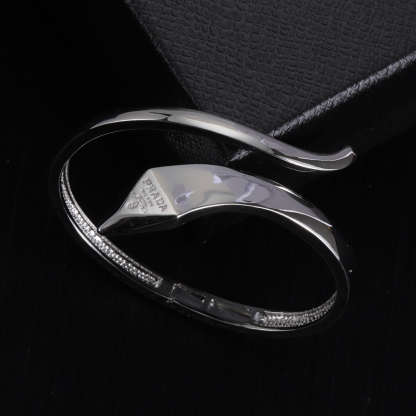 プラダ「Prada」プラダ アシンメトリー メタル ブレスレット