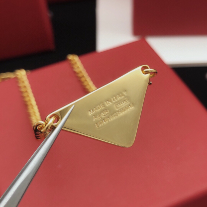 プラダ「Prada」Symbole ブラックエナメルネックレス