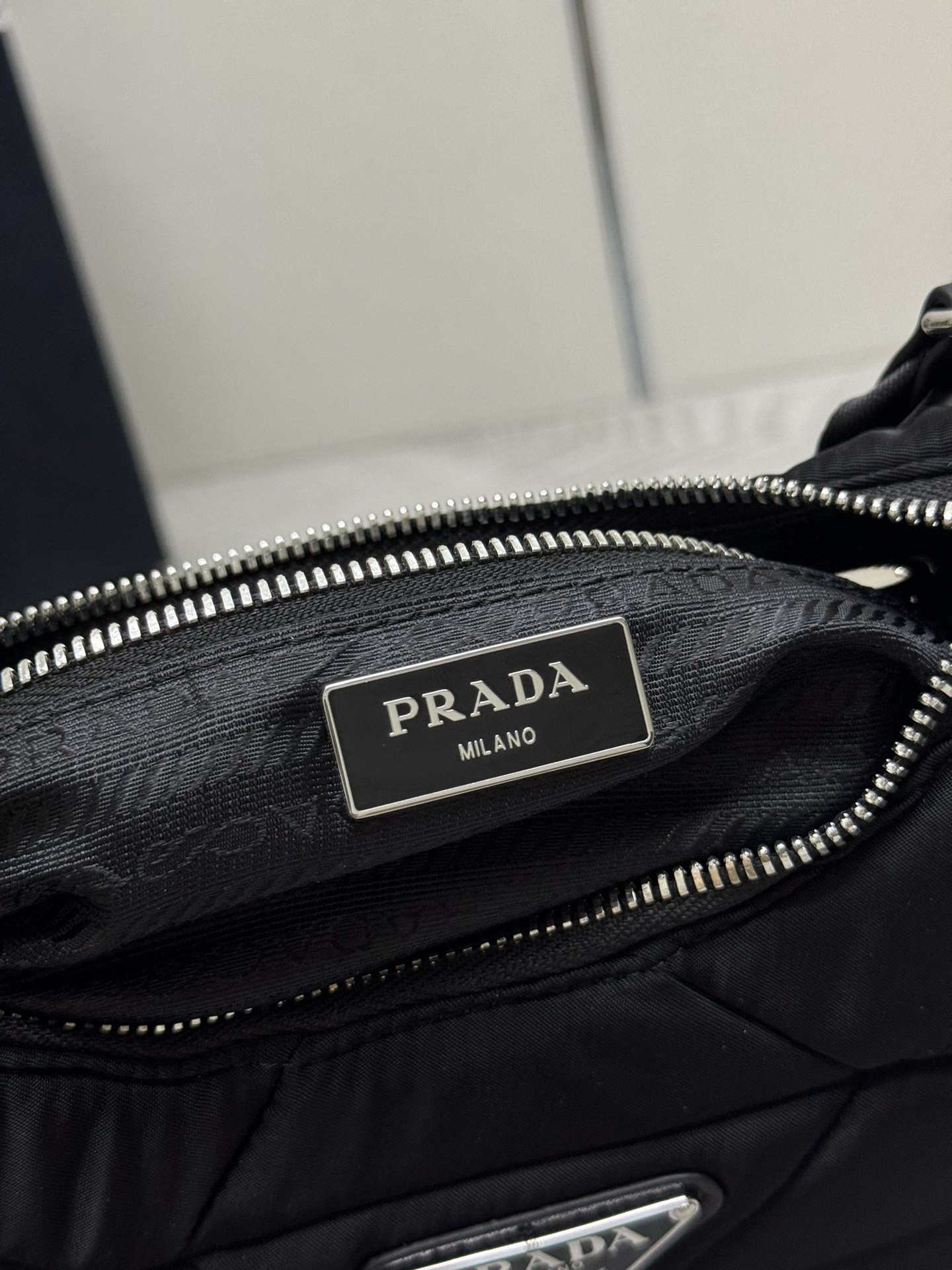 プラダ「Prada」 レ・ミニマ ナイロン ショルダーバッグ