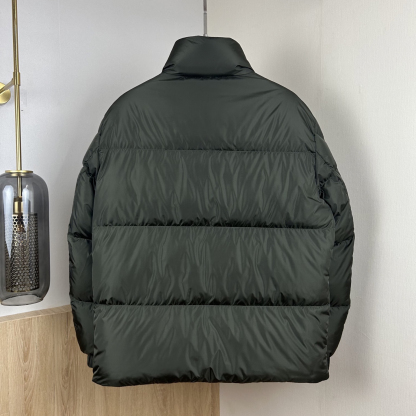 プラダ「Prada」冬の新作 スタンドカラー付きダウンジャケット