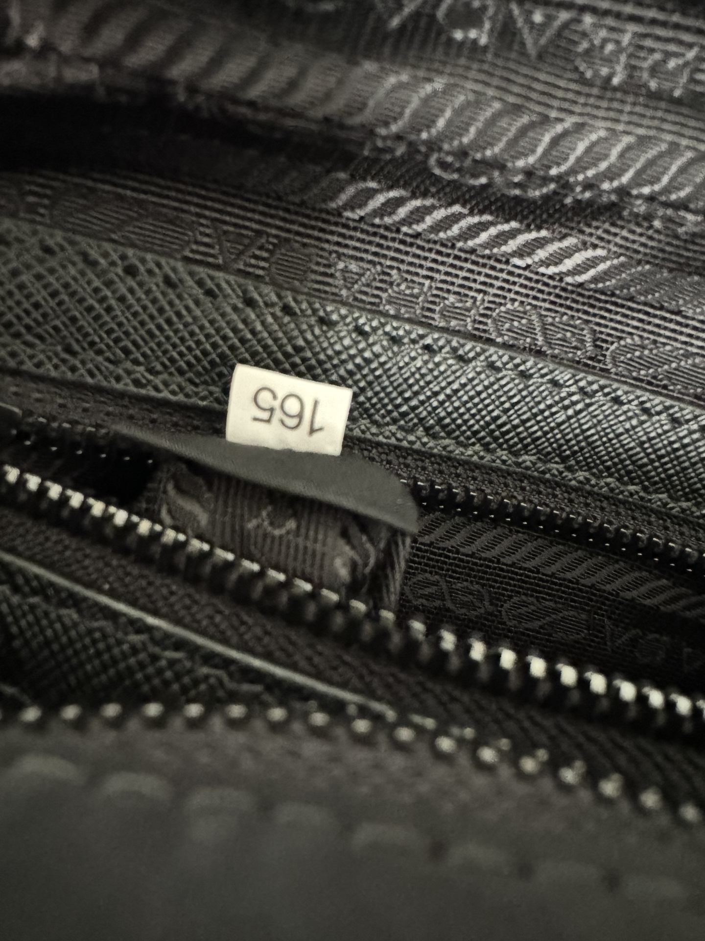 プラダ「Prada」サフィアーノ レザー マルチポケット ショルダーバッグ