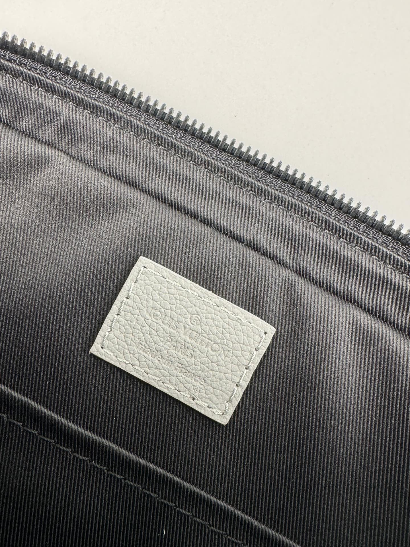 ルイ・ヴィトン「Louis Vuitton」スタイリッシュ メッセンジャーバッグ
