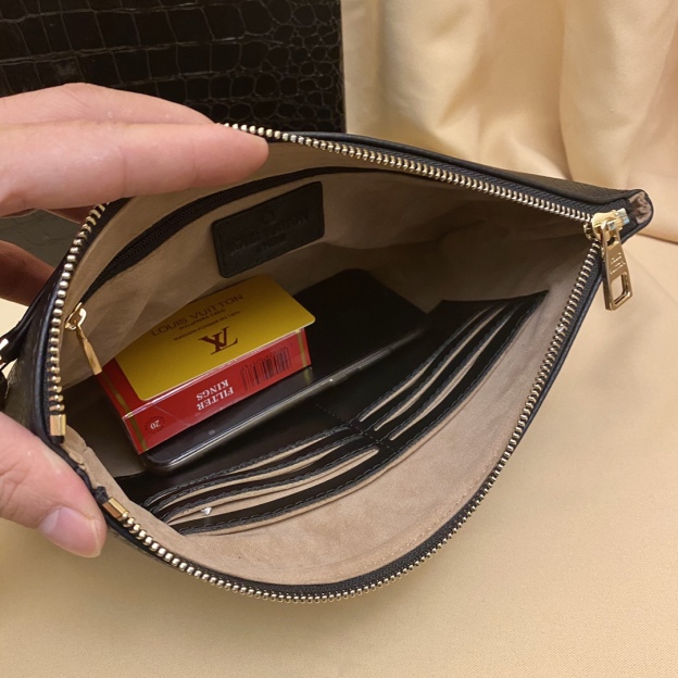 ルイ・ヴィトン「Louis Vuitton」ブラック レザー フラット ポシェット