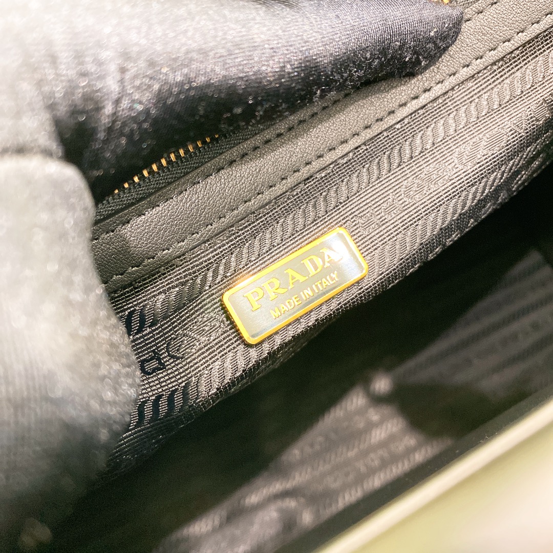 プラダ「Prada」 サフィアーノ レザー ラージ トートバッグ