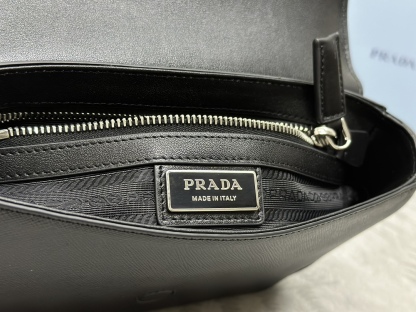 プラダ「Prada」サフィアーノ レザー フラップ ショルダーバッグ