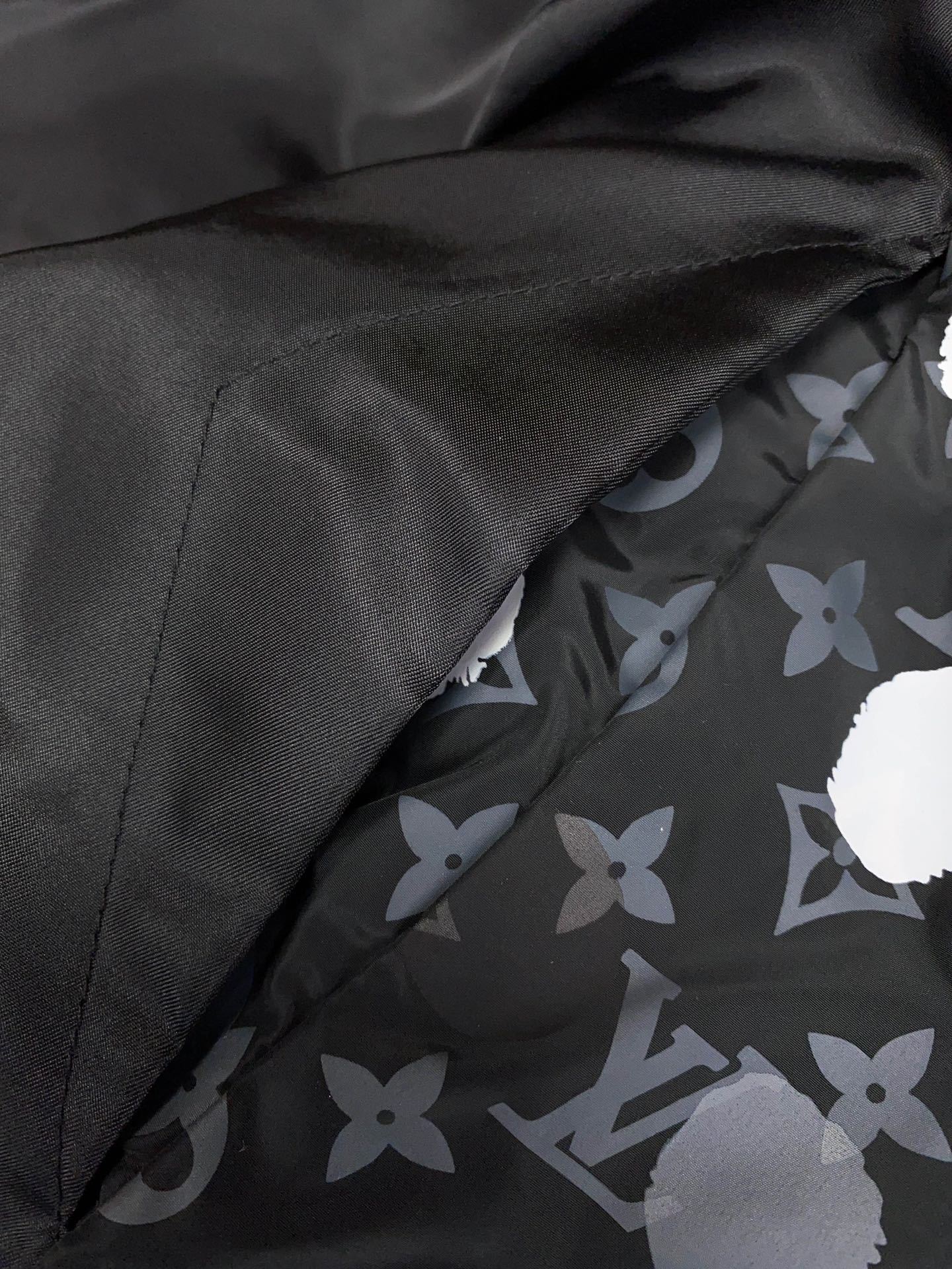 ルイ・ヴィトン「Louis Vuitton」MONOGRAM PILLOW ダウンジャケット