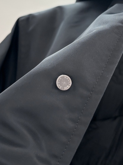 ルイ・ヴィトン「Louis Vuitton」24 FW秋冬新作ブラックナイロン素材取り外し可能な連帽ダウン