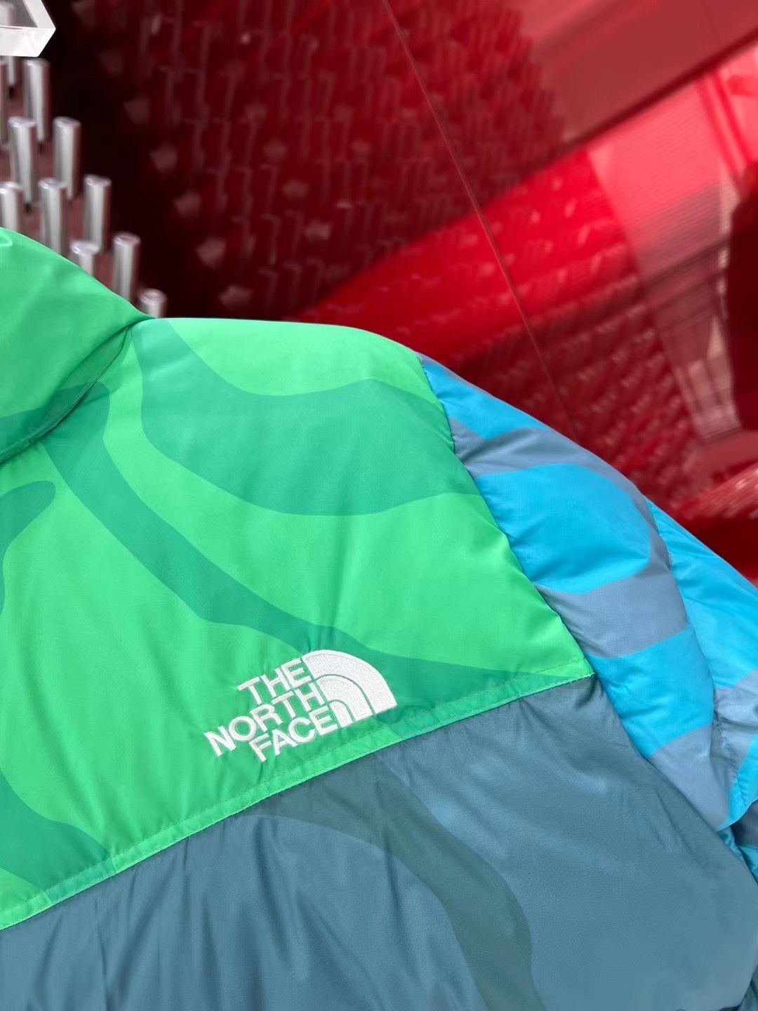 「コラボモデル」The North Face × KAWS コラボレーション Nuptse 1996 ダウンジャケット