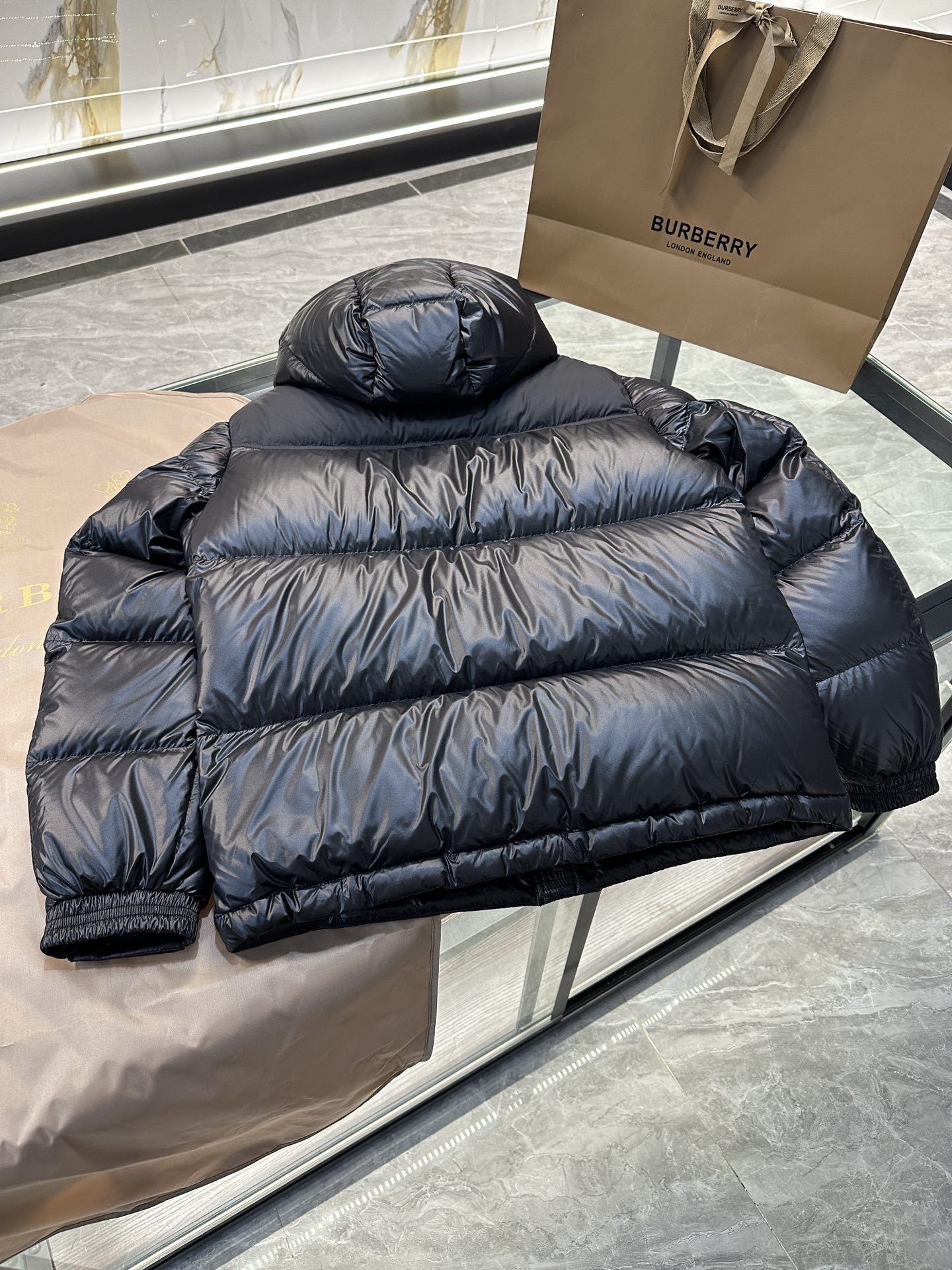 バーバリー「Burberry」インパクトカラーラバーアルファベットロゴキャップダウンジャケット