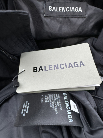 バレンシアガ「Balenciaga」‌BALENCIAGA × MANCHESTER UNITED 10番 パッチワーク サッカーダウンジャケット
