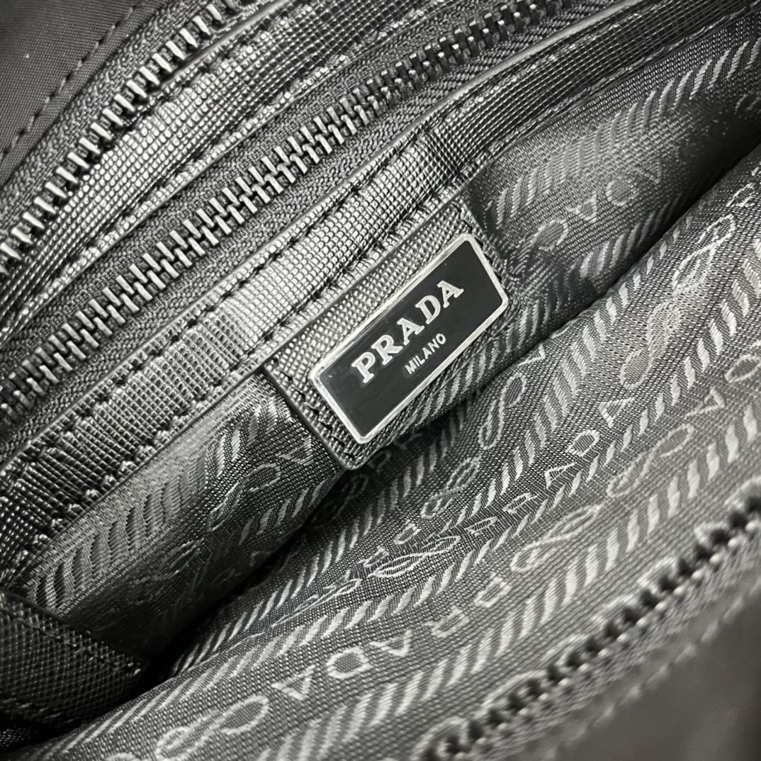 プラダ「Prada」 モダンニロン メッセンジャーバッグ