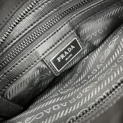 プラダ「Prada」 モダンニロン メッセンジャーバッグ
