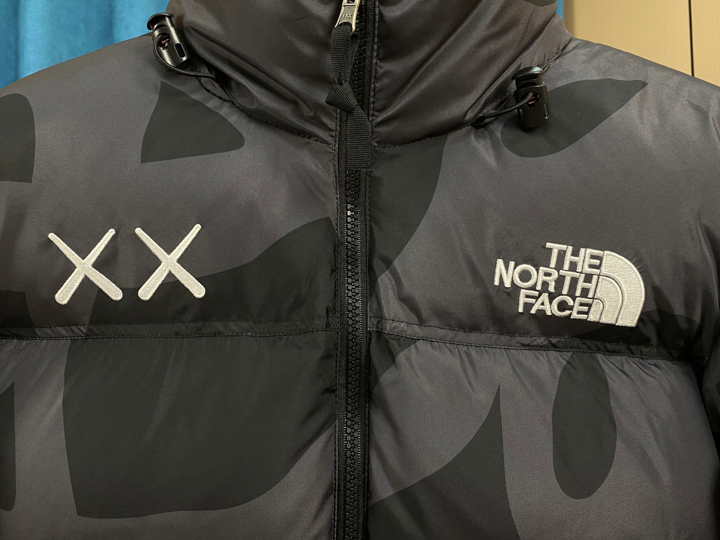 「コラボモデル」THE NORTH FACE × KAWS コラボレーション 1996 ダウンジャケット
