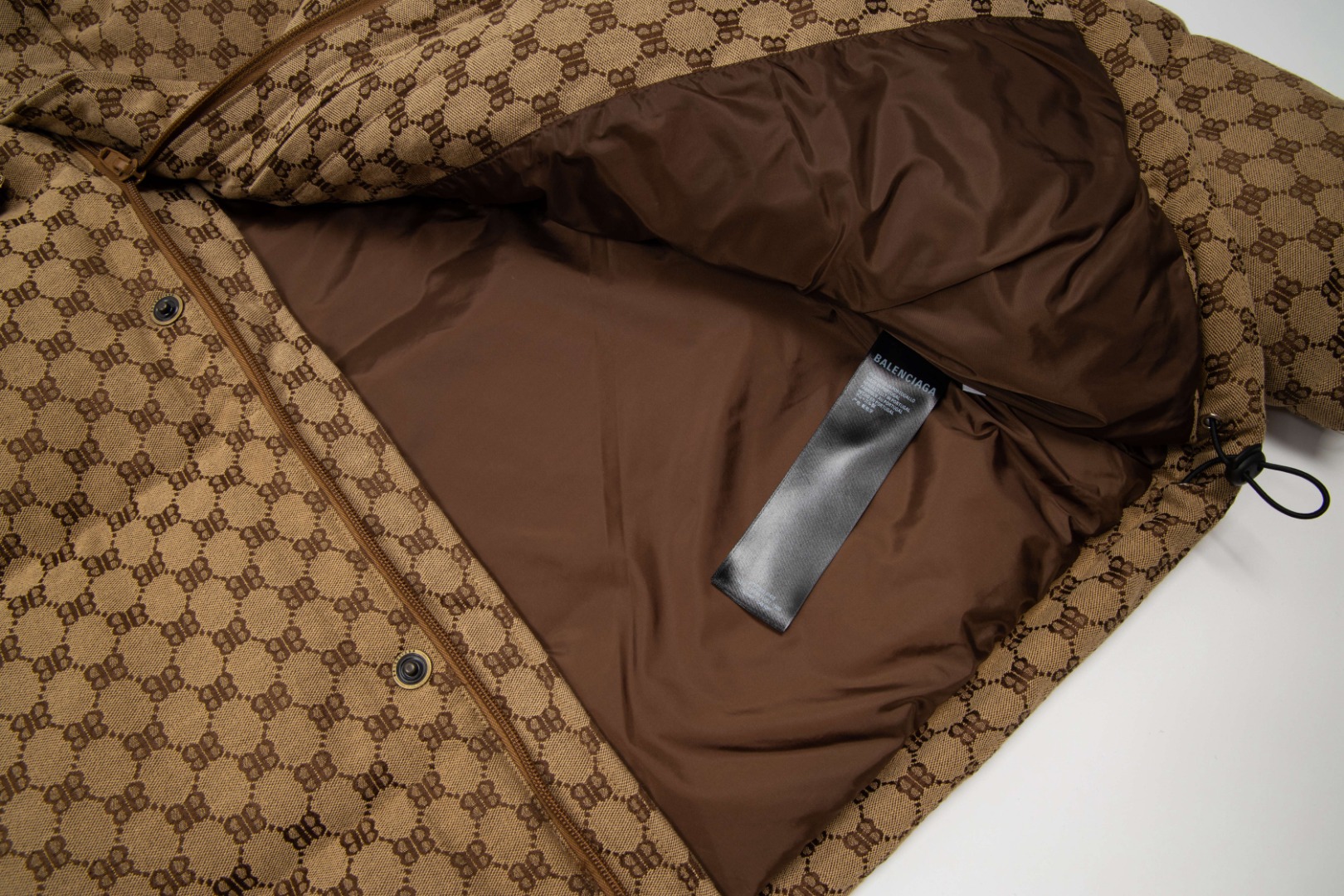 バレンシアガ「Balenciaga」‌ダブルB フルプリント ダウンジャケット