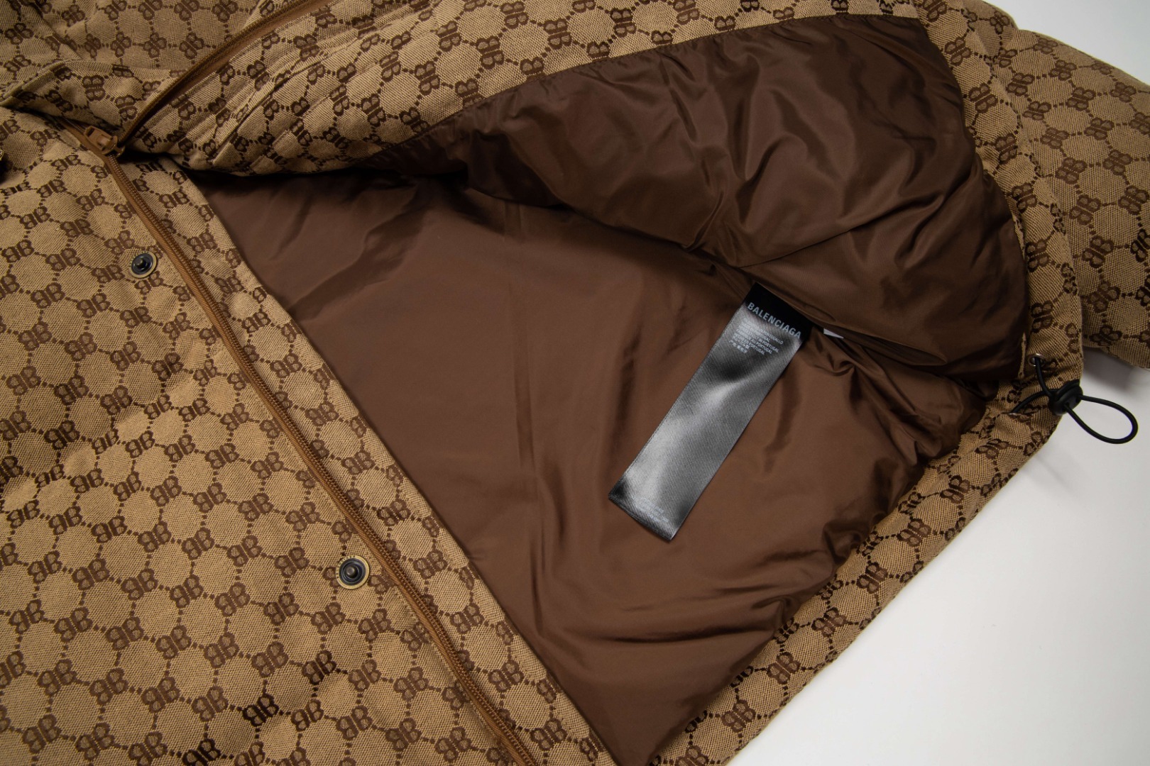 バレンシアガ「Balenciaga」‌ダブルB フルプリント ダウンジャケット