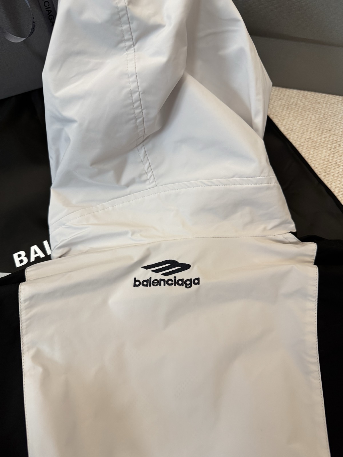 バレンシアガ「Balenciaga」‌赤と黒のエンボス刺繍ジャケット-ISETAN PRESTIGE CURATED