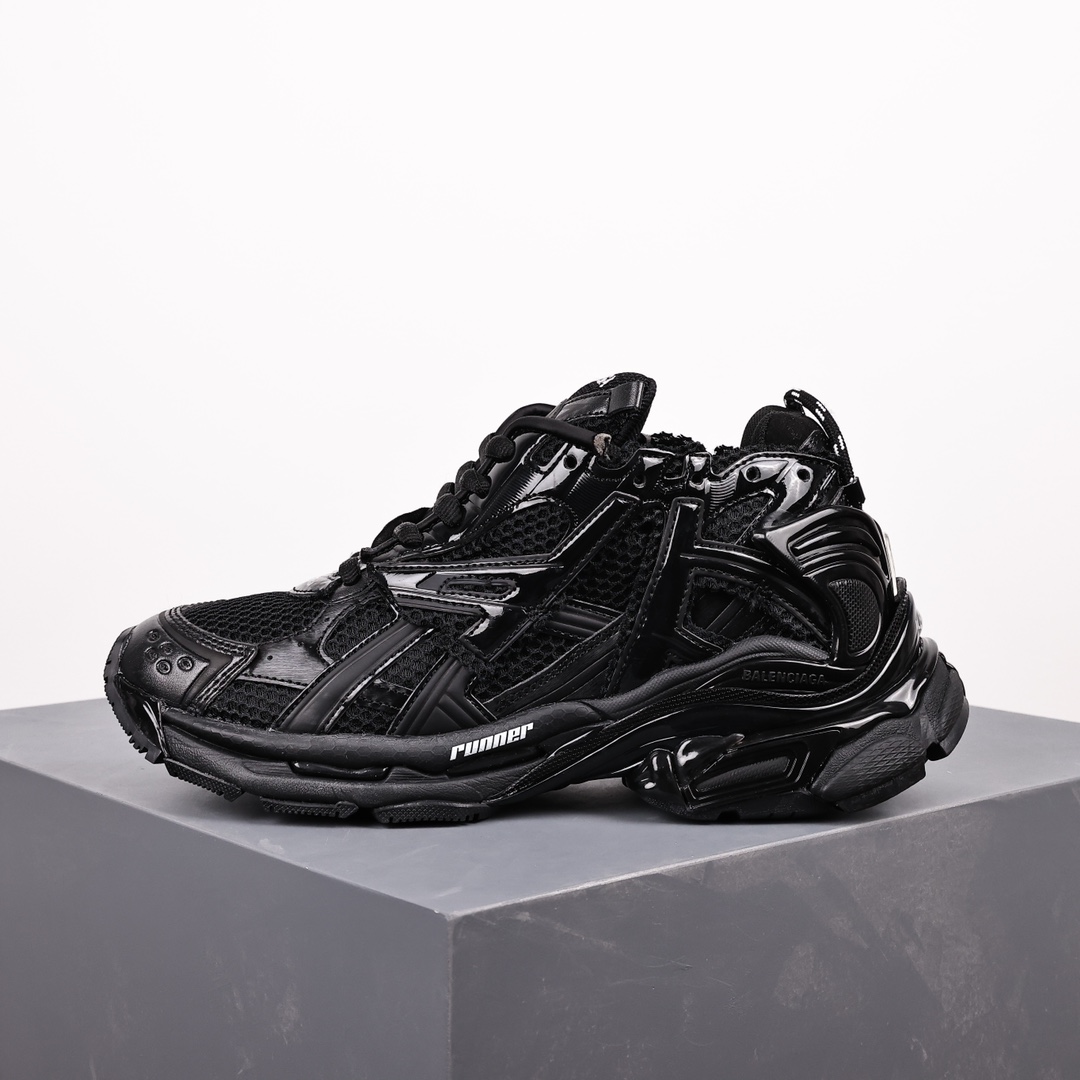 バレンシアガ「Balenciaga」Runner デストロイ ディテール ランニングシューズ