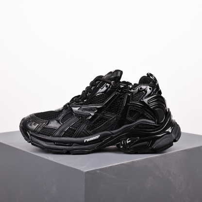 バレンシアガ「Balenciaga」Runner デストロイ ディテール ランニングシューズ