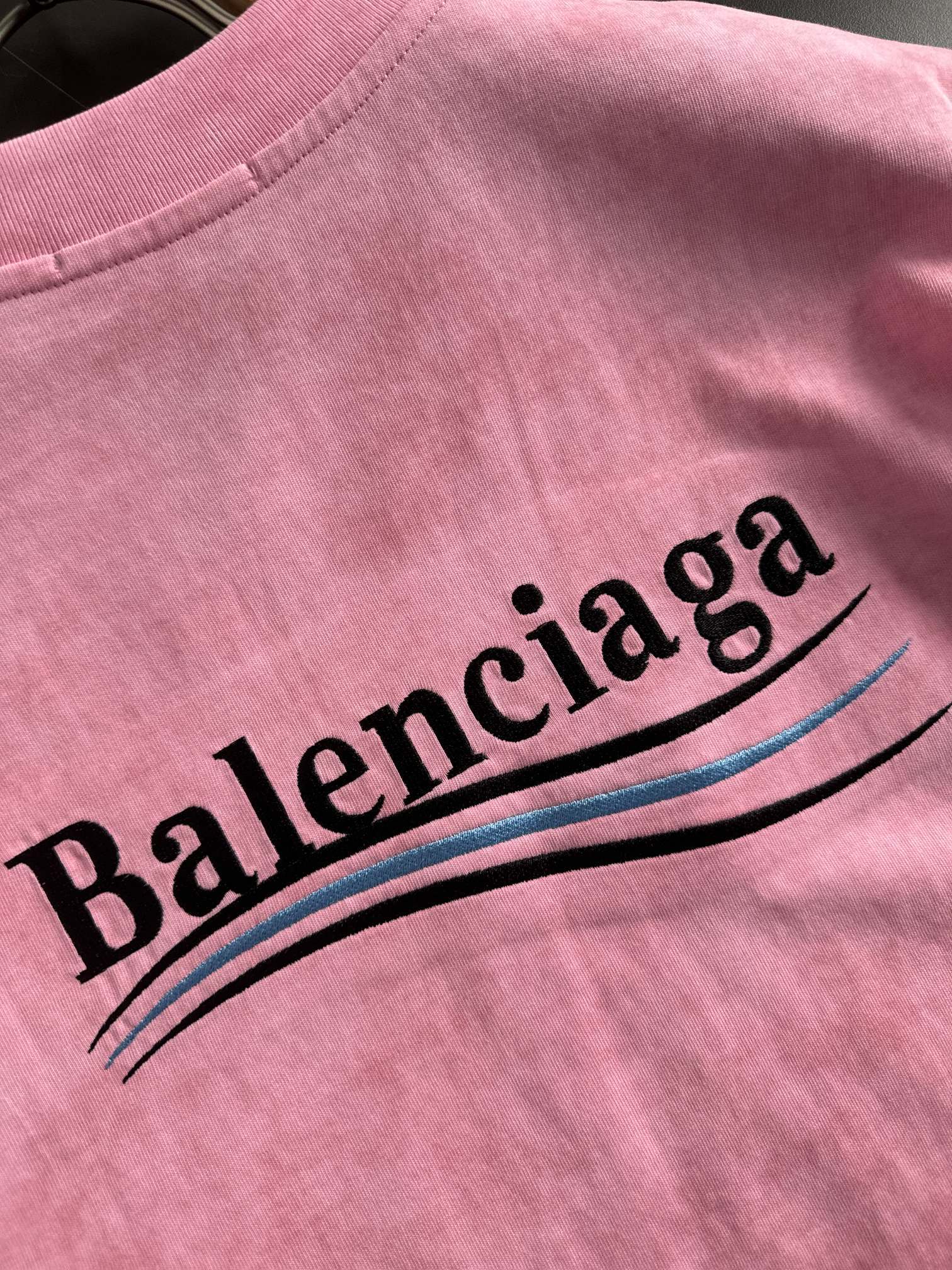 バレンシアガ「Balenciaga」ウェーブ コーラ レター エンブロイダリー Tシャツ