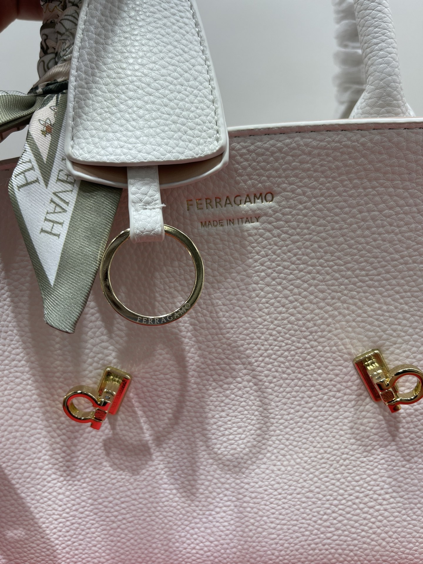 フェラガモ「Ferragamo」Hug ミニショルダーバッグ