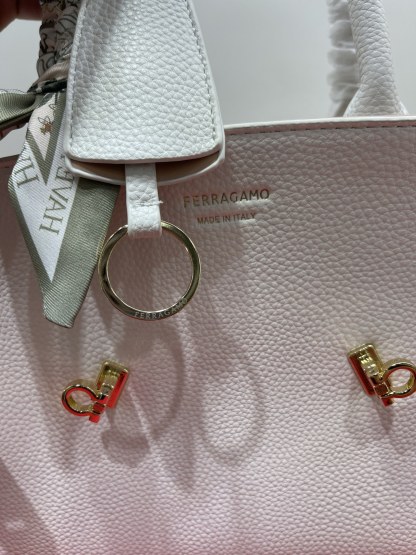 フェラガモ「Ferragamo」Hug ミニショルダーバッグ