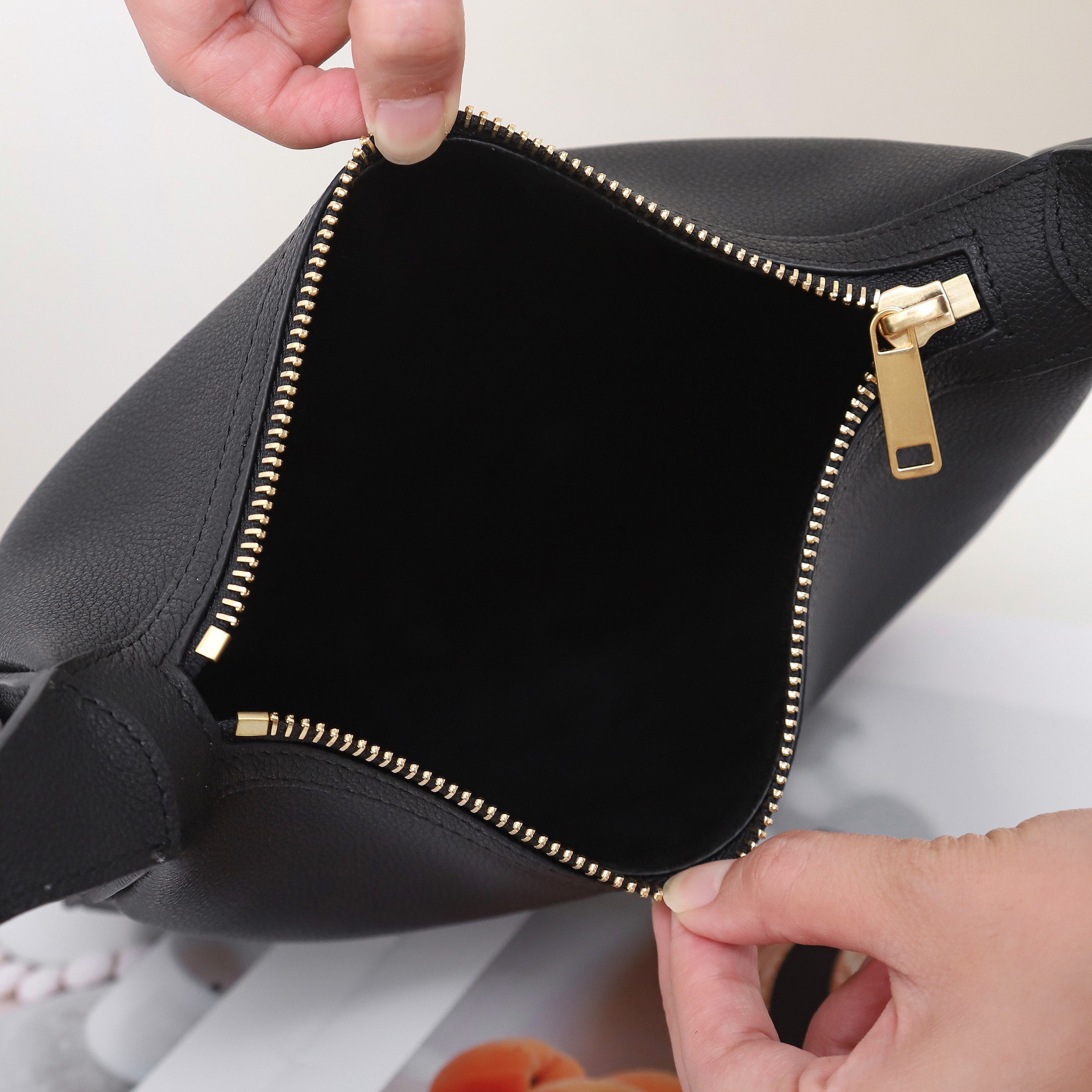 セリーヌ「Celine」Triomphe Canvas ホボショルダーバッグ