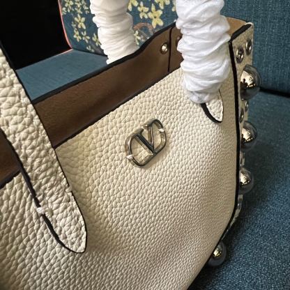 ヴァレンティノ「Valentino」ガラヴァーニ スモール レザー ハンドバッグ