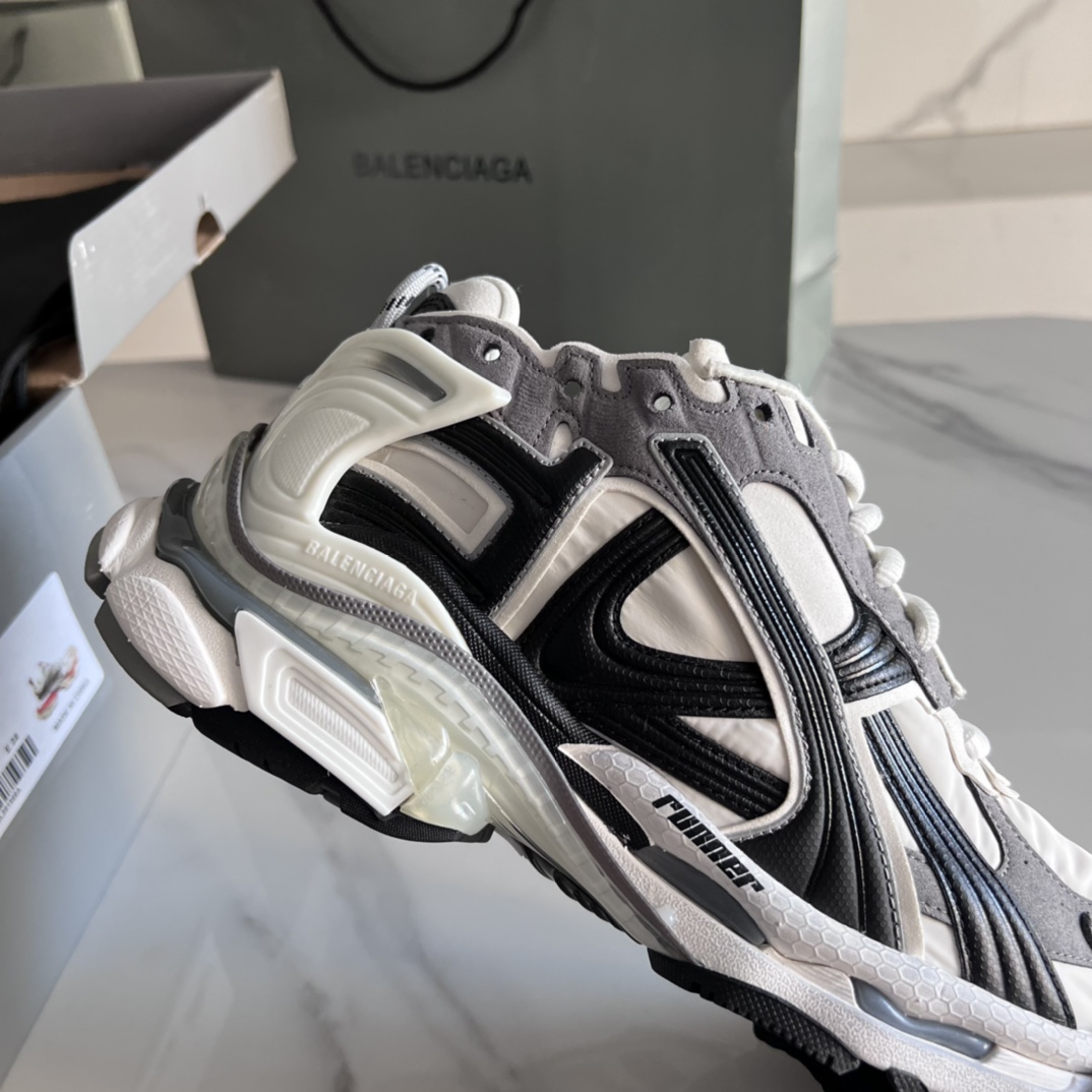 バレンシアガ「Balenciaga」Paris 7.5 Runner Grafhti スニーカー