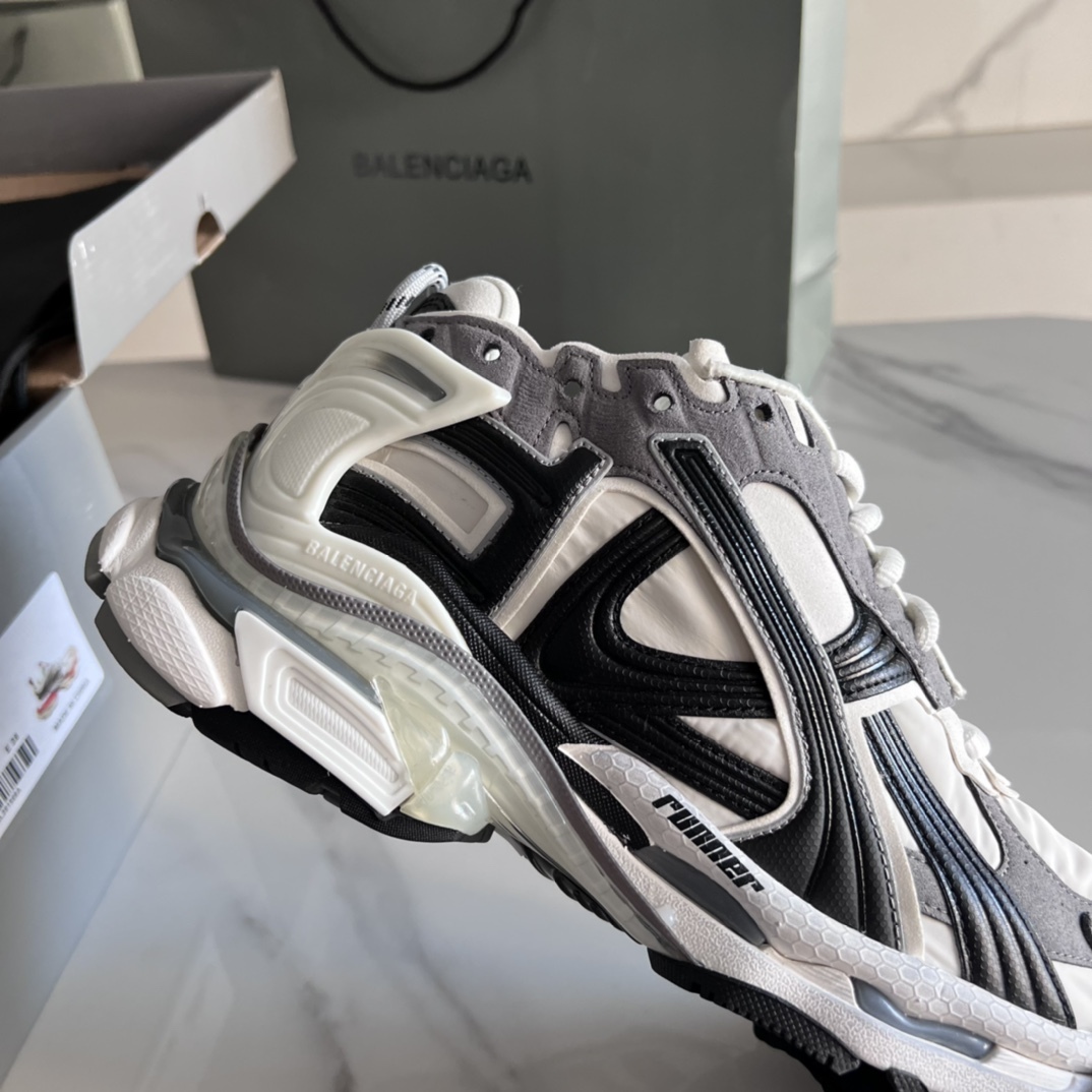 バレンシアガ「Balenciaga」Paris 7.5 Runner Grafhti スニーカー