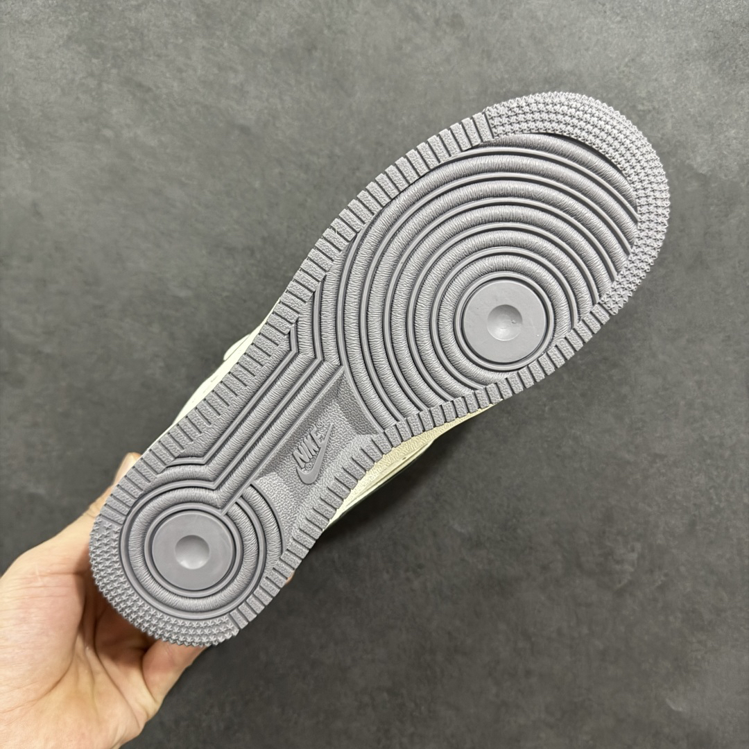 「コラボモデル」Louis Vuitton x Nike カスタムカラー スニーカー