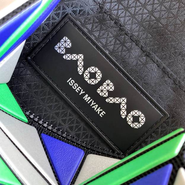 イッセイ・ミヤケ「Issey Miyake」BAO BAO LUCENT 6×6 トートバッグ