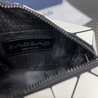 イッセイ・ミヤケ「Issey Miyake」Geometric カメラバッグ