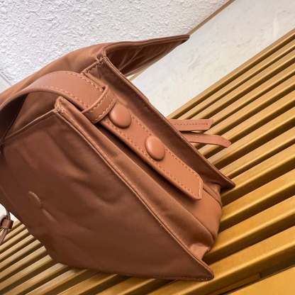 プラダ「Prada」リュクス リニューアルナイロン ショルダーバッグ