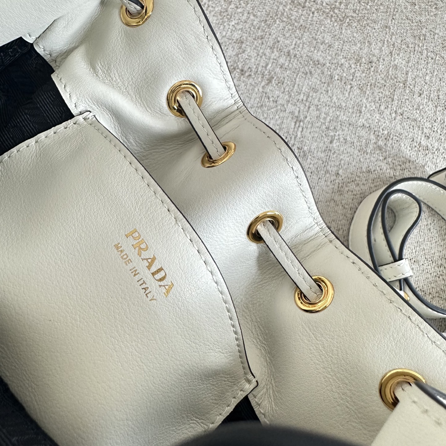 プラダ「Prada」ダーリン レザー トートバッグ