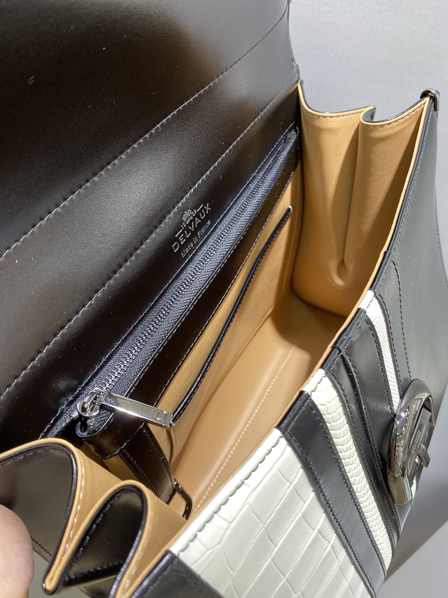 デルヴォー「Delvaux」 BL シリーズ ボックスレザー＆ホワイトリザード ハンドバッグ