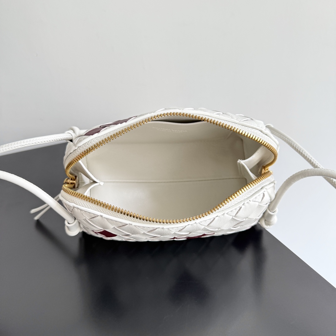 ボッテガ・ヴェネタ「Bottega Veneta」Concert Pouch レザーショルダーバッグ