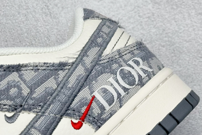 「コラボモデル」Dior x Nike SB Dunk Low "White Ink Blue" スニーカー