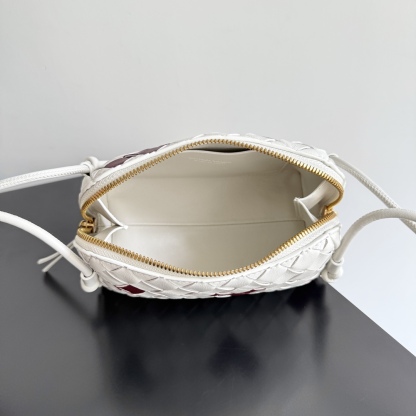 ボッテガ・ヴェネタ「Bottega Veneta」Concert Pouch レザーショルダーバッグ