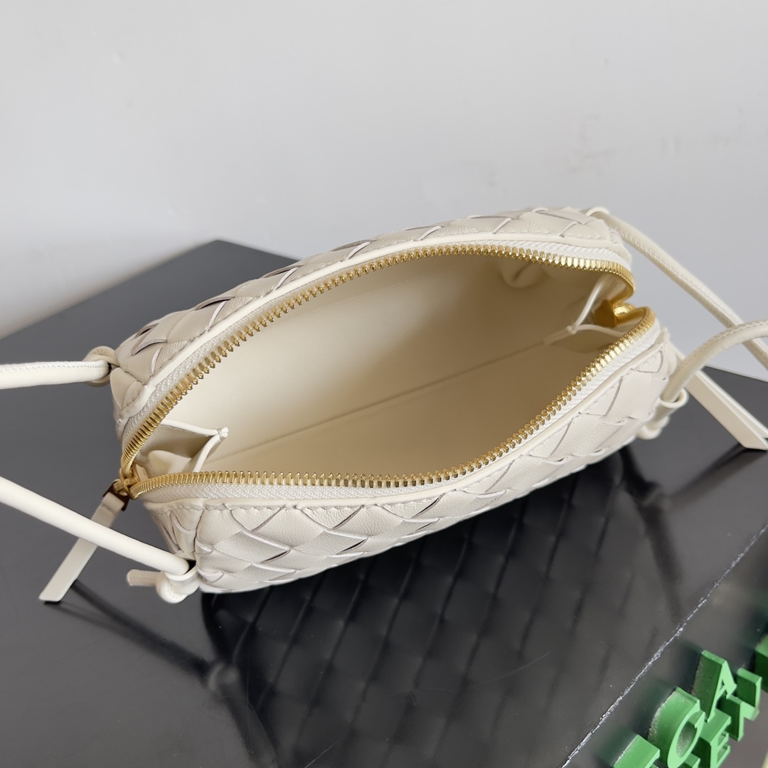 ボッテガ・ヴェネタ「Bottega Veneta」Concert Pouch レザーショルダーバッグ