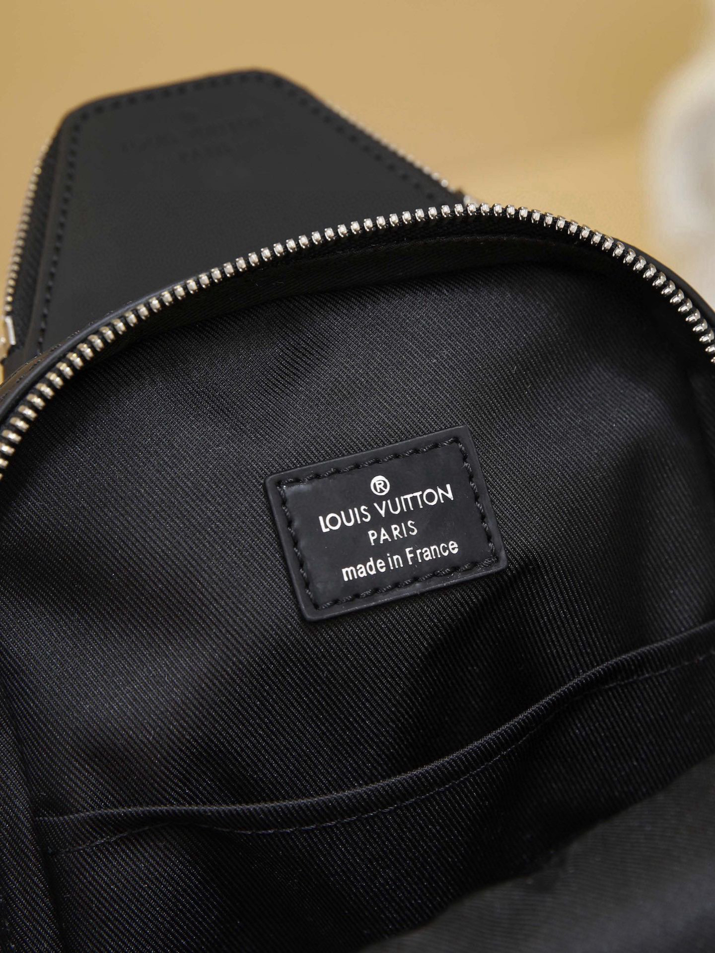 ルイ・ヴィトン「Louis Vuitton」Avenue モノグラム・エクリプス スモール ショルダーバッグ