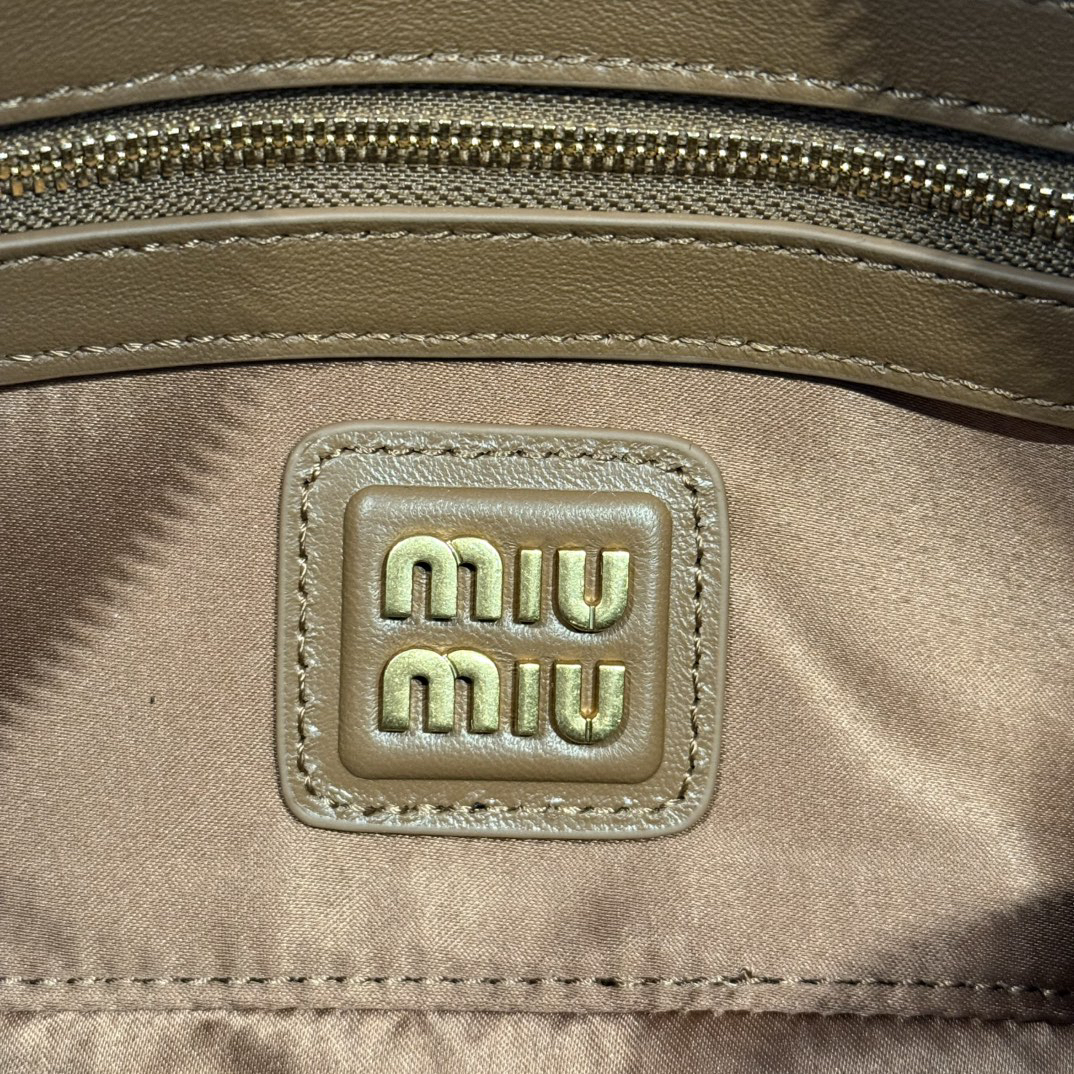ミュウミュウ「Miu Miu」ヒツジ革の木目がレトロな小さめのバッグです